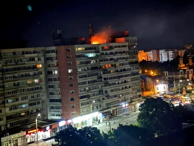 A fire burns on the roof of a 10-story block of flats after a drone crashed into the building, causing an explosion and injuring two people, near the border with Ukraine, in Galati, Romania, in this handout image released on May 29, 2026. Romanian Department for Emergency Situations (DSU)/Handout via REUTERS ATTENTION EDITORS - THIS IMAGE HAS BEEN SUPPLIED BY A THIRD PARTY. NO RESALES. NO ARCHIVES.