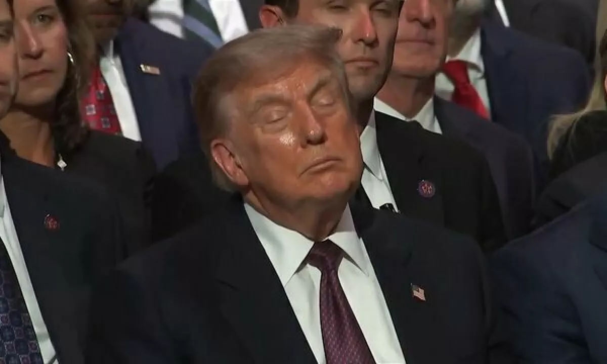 Trump na senatorjevem pogrebu sprožil ugibanja: je za trenutek zadremal?
