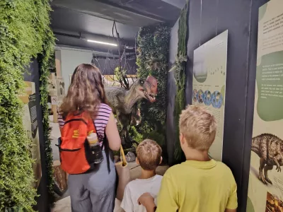 Dinozavri v Tropski hi&scaron;i privabljajo to poletje obiskovalce iz vseh koncev in krajev. / Foto: Mojca Marot