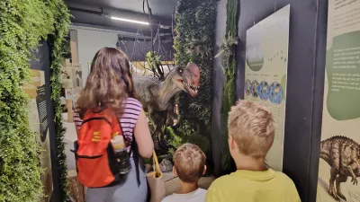 Dinozavri v Tropski hi&scaron;i privabljajo to poletje obiskovalce iz vseh koncev in krajev. / Foto: Mojca Marot