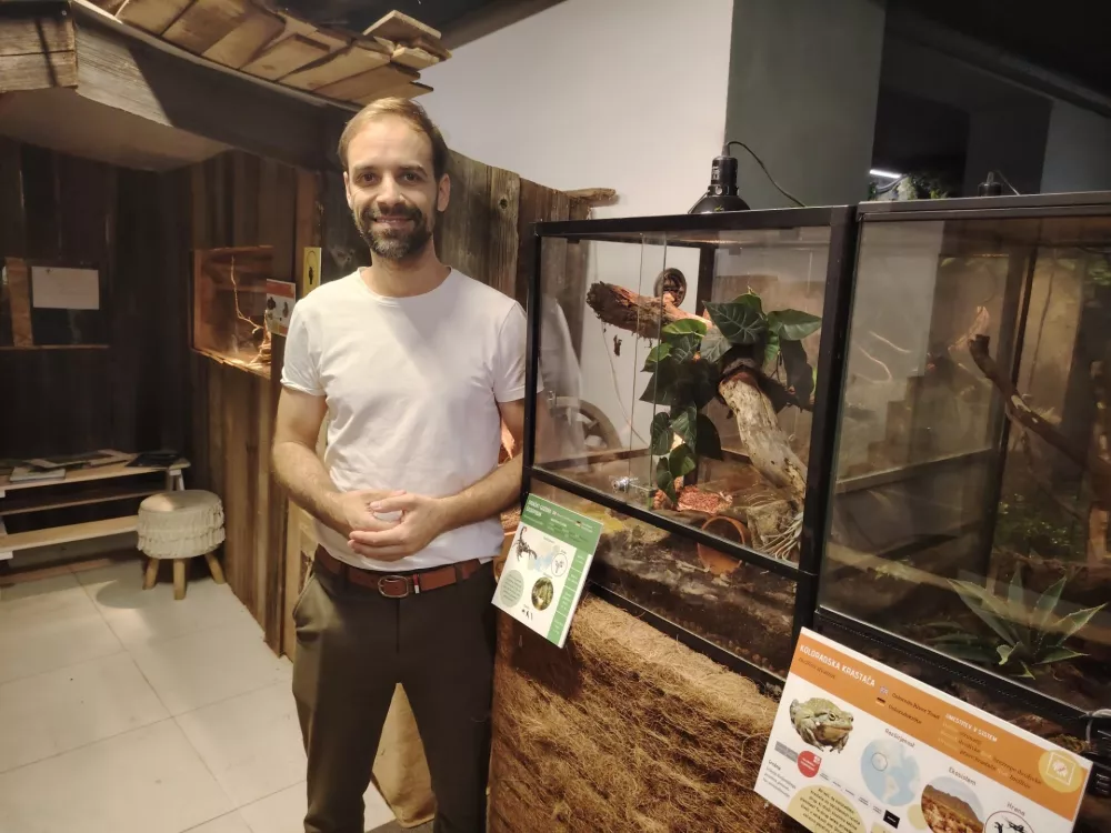 Simon Cirkulan, vodja in ustanovitelj Tropske hi&scaron;e Celje je profesor biologije in kemije, trenutno doktorant Biodiverzitete in ekologije na ZRC SAZU / Foto: Mojca Marot