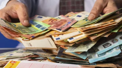 Lottogewinner mit Lottoschein, Eurojackpot-Schein und Bargeld. Rund 100 Lottomillionäre gibt es jedes Jahr in Deutschland. Trotz dieser scheinbar guten Erfolgsaussichten sind die Gewinnchancen in Wahrheit minimal, ein Sechser, vielleicht sogar mit Superzahl und somit der Jackpot-Gewinn, also eher unwahrscheinlich. Symbolfoto, Themenmfoto *** Lottery winner with lottery ticket, Eurojackpot ticket and cash There are around 100 lottery millionaires in Germany every year Despite these seemingly good chances of success, the chances of winning are actually minimal, so a six, perhaps even with a super number and thus winning the jackpot, is rather unlikely Symbol photo, theme photo Foto:xB.xSchubertx/xFuturexImagex lottogewinn_4003,Image: 928121809, License: Rights-managed, Restrictions: imago is entitled to issue a simple usage license at the time of provision. Personality and trademark rights as well as copyright laws regarding art-works shown must be observed. Commercial use at your own risk., Model Release: no
