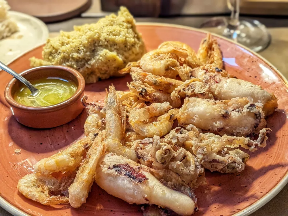 Ocvrti lignji in gamberi na polenti, Osteria Antenati
