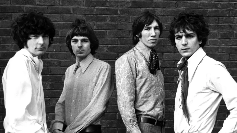 LONDON - 1967: Pink Floyd (L-R Nick Mason, Rick Wright, Roger Waters and Syd Barrett) pose for a portrait in 1967 in London, England (Photo by Michael Ochs Archives/Getty Images) 