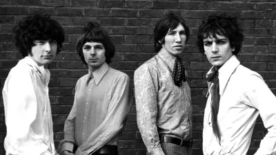 LONDON - 1967: Pink Floyd (L-R Nick Mason, Rick Wright, Roger Waters and Syd Barrett) pose for a portrait in 1967 in London, England (Photo by Michael Ochs Archives/Getty Images) 