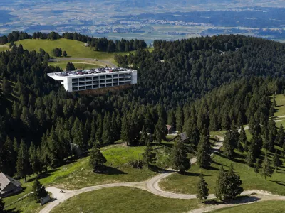 Pogled na predvideno garažno hi&scaron;o Jezerca s Kri&scaron;ke planine. Vizualizacijo je na podlagi trenutno dostopnih podatkov pripravila Koalicija za trajnostno prometno politiko. Foto: KTPP