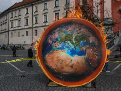 - Globalno segrevanje ozračja- 01.04.2023 &ndash; Pre&scaron;ernov trg - dogodek Zemlja gori ob začetku kampanje Podnebni zločin, na katerem so aktivisti Greenpeace Slovenija zažgali več metrov velik rekvizit Zemlje in s tem opozorili odločevalce, naj podnebno krizo začnejo jemati resno; //FOTO: Bojan Velikonja