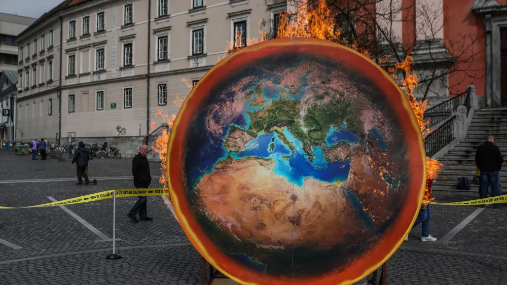 - Globalno segrevanje ozračja- 01.04.2023 &ndash; Pre&scaron;ernov trg - dogodek Zemlja gori ob začetku kampanje Podnebni zločin, na katerem so aktivisti Greenpeace Slovenija zažgali več metrov velik rekvizit Zemlje in s tem opozorili odločevalce, naj podnebno krizo začnejo jemati resno; //FOTO: Bojan Velikonja