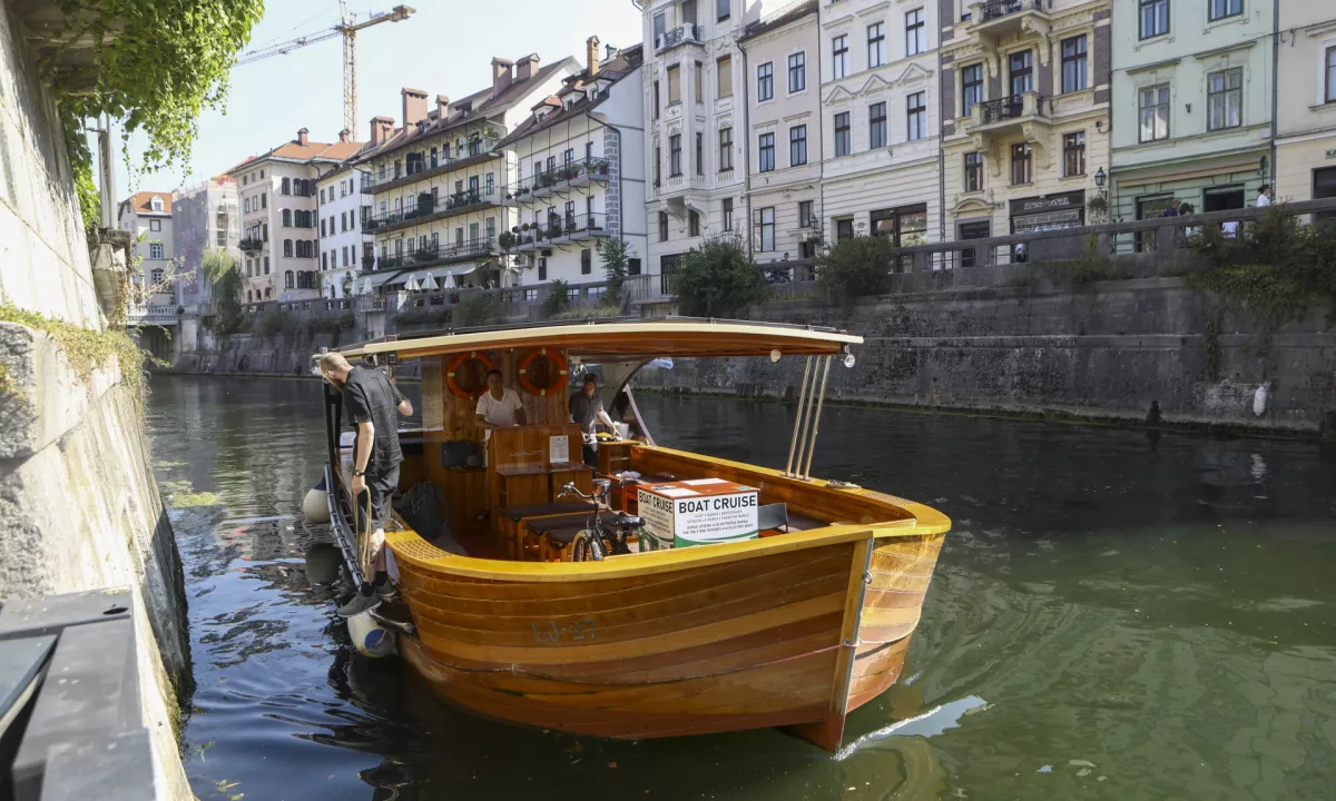 Rečni kapitan Anže Logar izdelal prvo in edino leseno barko za Ljubljanico