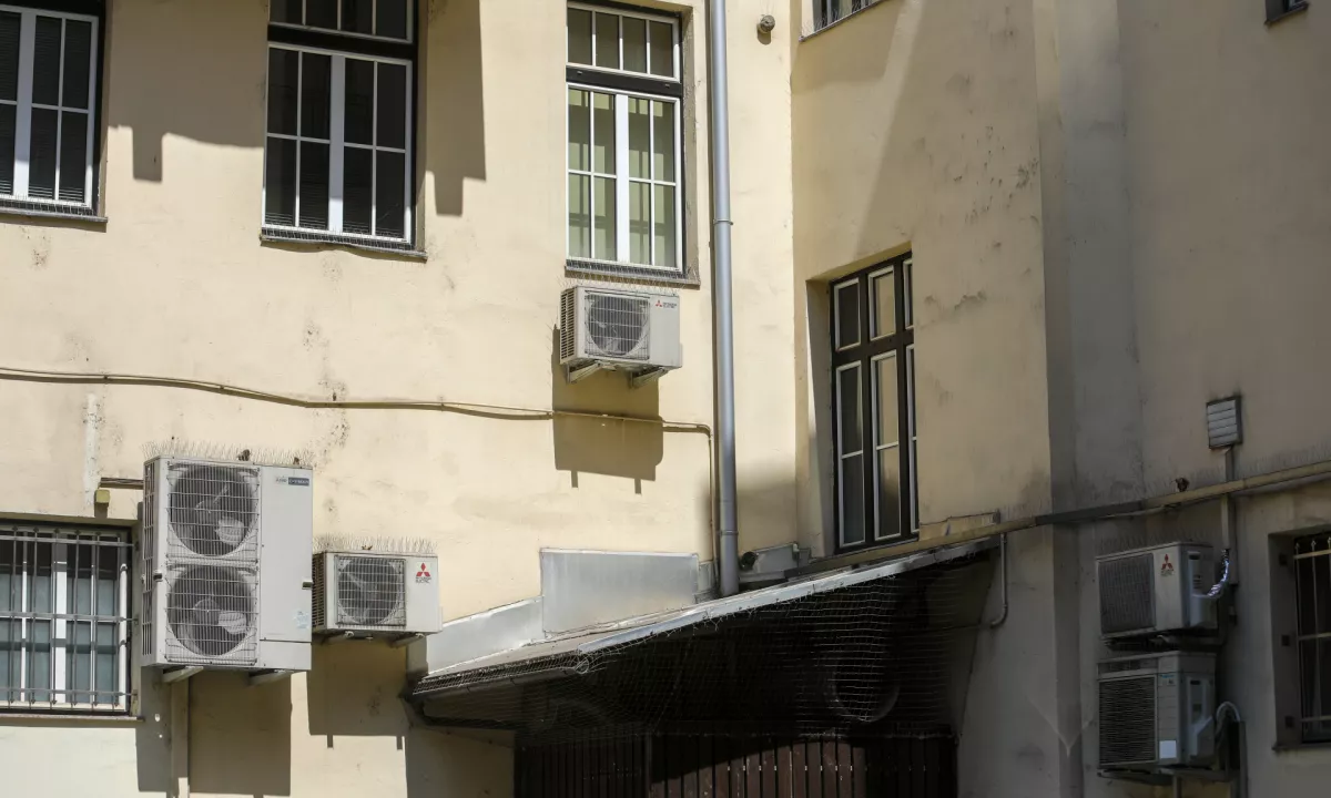 Neestetske zunanje klimatske naprave