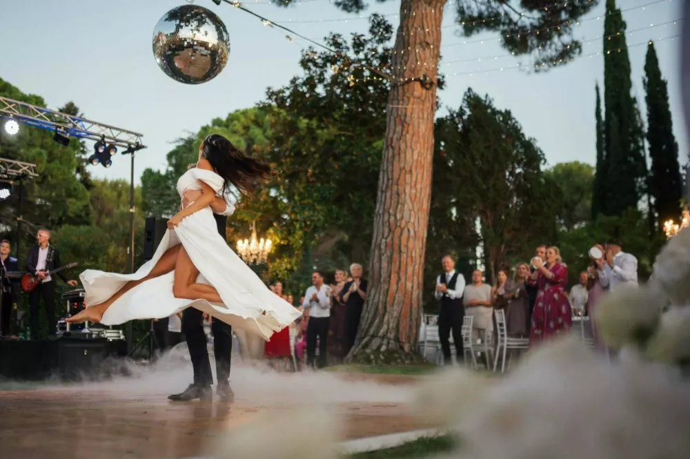 Medeni tedni Roberta Goloba in Tina Gaber so zaviti v tančico skrivnosti, sta pa menda nekje v tropih. Fotografij ni, lahko pa spomnimo na fotografije z njune poroke razko&scaron;ne poroke, kjer je prvi mož Svobode takole dvignil v zrak nevesto. 