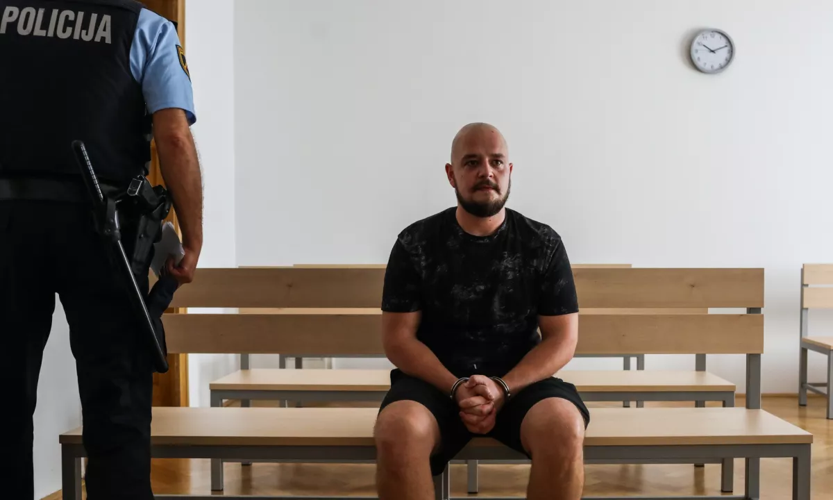 Klofutal, davil in grozil z nožem, v zapor mu ne bo treba
