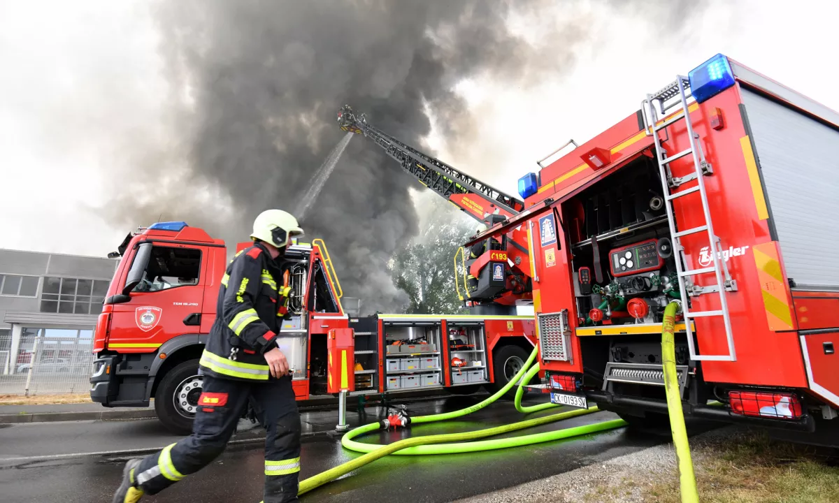 Požar v industrijski hali, gasilci rešili spečega dečka