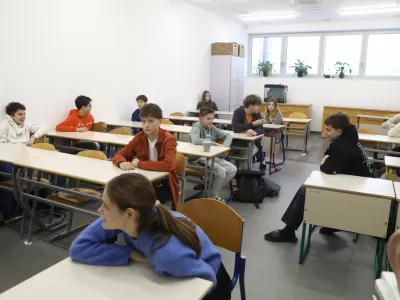 Ključ do uspe&scaron;nega vključevanja ali dodatna izolacija učencev?