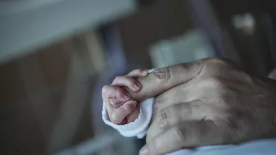 Nova obramba za dojenčke, pred nevarnim virusom jih bodo zaščitili že v porodnišnici