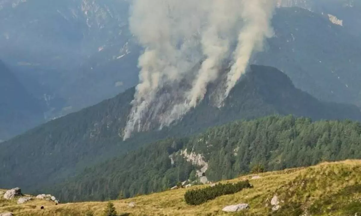 Gori 12 hektarjev nedostopnega terena, a ponoči požara ne bodo gasili