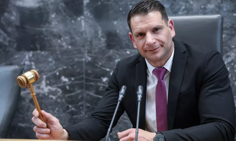 Novi predsednik DZ Zoran Stevanović, Resnica- 10.04.2026 - ustanovna seja novega sklica DZ, ki jo je sklicala predsednica republike Nata&scaron;a Pirc Musar; seja se je začela z imenovanjem predsednika in podpredsednika mandatno-volilne komisije, sledila je prekinitev, pol ure po prekinitvi pa se je začela seja mandatno-volilne komisije DZ za pripravo druge točke dnevnega reda; v nadaljevanju seje DZ so potrjevali mandate poslancem in volili predsednika DZ//FOTO: Jaka Gasar