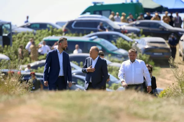 Polish Prime Minister Donald Tusk, Interior Minister Marcin Kierwinski, Defence Minister Wladyslaw Kosiniak-Kamysz visit the site where an unidentified flying object, believed to be a Russian missile, as Tusk&nbsp;said on Thursday, fell after violating Polish airspace in a field near the village of Tarnawa Kolonia, near Lublin, Poland, July 30, 2026. Jakub Orzechowski/Agencja Wyborcza.pl/via REUTERS  ATTENTION EDITORS - THIS IMAGE WAS PROVIDED BY A THIRD PARTY. POLAND OUT. NO COMMERCIAL OR EDITORIAL SALES IN POLAND.