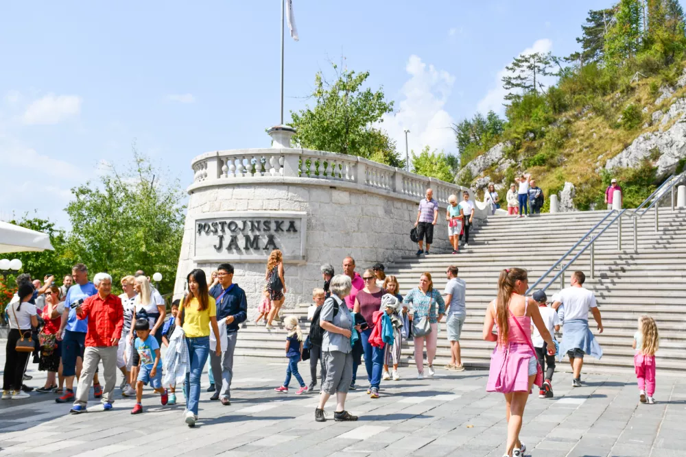 V Postojnski jami opažajo vse več individualnih gostov, ki potujejo samostojno in manj preko organiziranih skupin. F Arhiv Postojnska jama