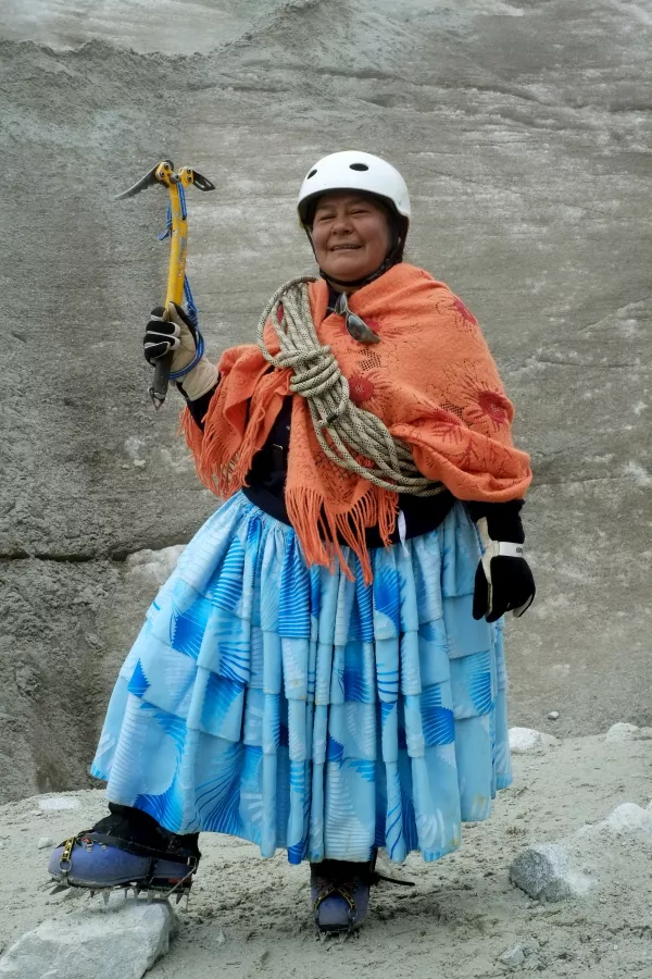 Aymara indigenous woman Lidia Huayllas, 48, poses for a photograph at the Huayna Potosi mountain, Bolivia April 6, 2016. Two years ago, about a dozen Aymara indigenous women, aged 42 to 50, who worked as porters and cooks for mountaineers at base camps and mountain climbing refuges on the steep, glacial slopes of Huayna Potosi, an Andean peak outside La Paz, Bolivia, put on crampons under their wide traditional skirts and started to doĂ'&Acirc;&nbsp;their own climbing. REUTERS/David Mercado  SEARCH "CHOLITA CLIMBERS" FOR THIS STORY. SEARCH "THE WIDER IMAGE" FOR ALL STORIES / Foto: David Mercado