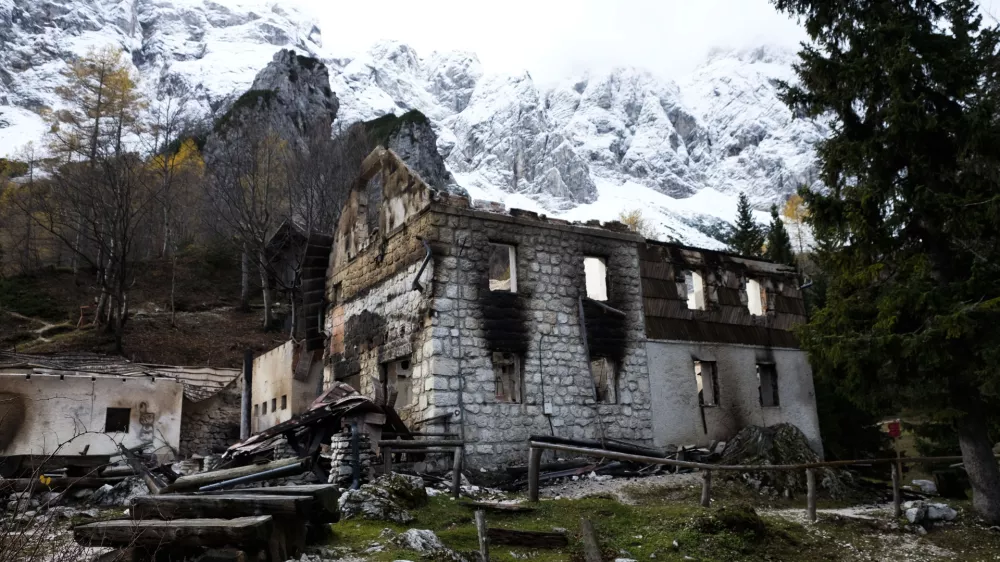 Okreselj.Pozarisce Frischaufovega doma na Okreslju.Foto: STA