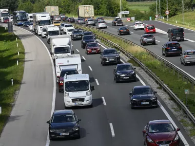 Gneča - simbolična fotografijaDARSavtocestacestazastojiprometrazcep Kozarjesmer Brezovicazastojgneča na cestah22.08.2025 - Gneča na avtocesti pri razcepu KozarjeFoto: Nik Erik Neubauer 
