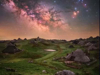 Astronomy photo 2026: Med skoraj 4000 prijavljenimi fotografijami iz 66 držav so se v ožji izbor uvrstili osupljivi posnetki zvezd, galaksij, Sonca, Lune in severnega sija. Med finalisti je tudi slovenski fotograf Uro&scaron; Fink s posnetkom Velike planine.DOVOLIL UPORABO DNEVNIK.SI