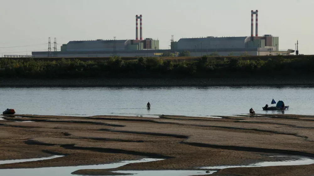 Paks Nuclear Power Plant with the partially dried-up Danube riverbed in Dunaszentbenedek, Hungary, July 31, 2026. REUTERS/Bernadett Szabo