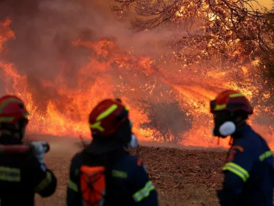Firefighters battle a wildfire near the village Agia Paraskevi, Greece, August 2, 2026. REUTERS/Stelios Misinas   TPX IMAGES OF THE DAY