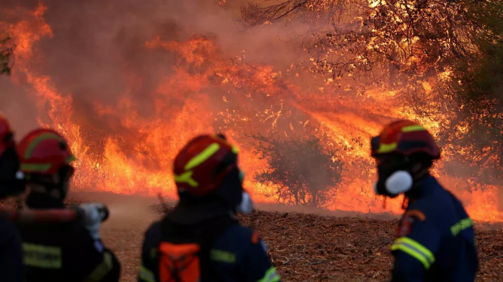 Firefighters battle a wildfire near the village Agia Paraskevi, Greece, August 2, 2026. REUTERS/Stelios Misinas   TPX IMAGES OF THE DAY