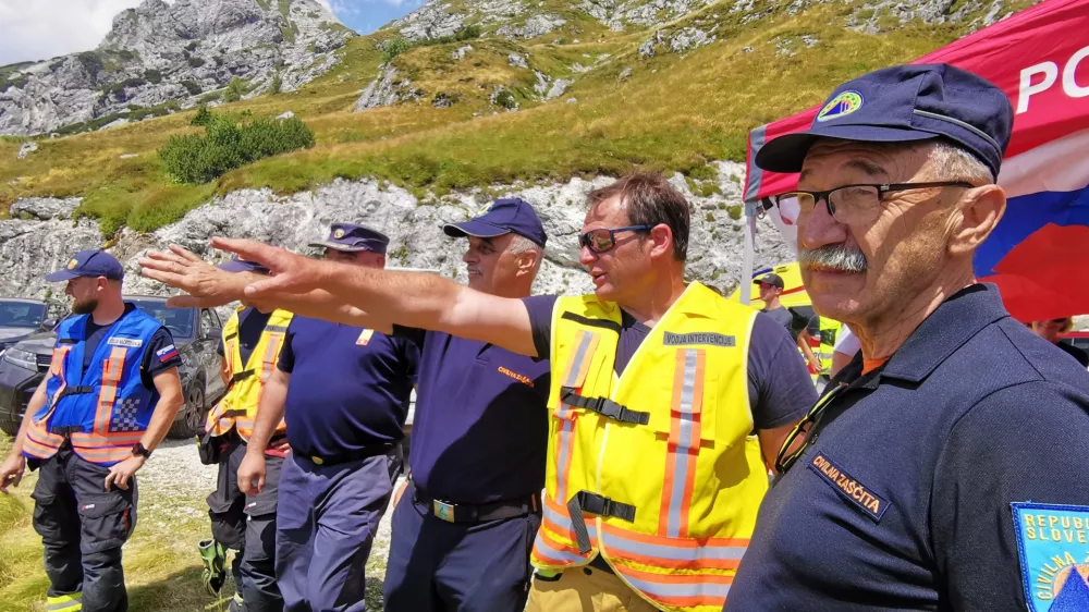 Bovec, Planja.Pozar v naravi na Planji v obcini Bovec.Pozarisce si je ogledal tudi poveljnik Civilne zascite RS Srecko Sestan.Foto: Civilna zascita Severnoprimorske regije