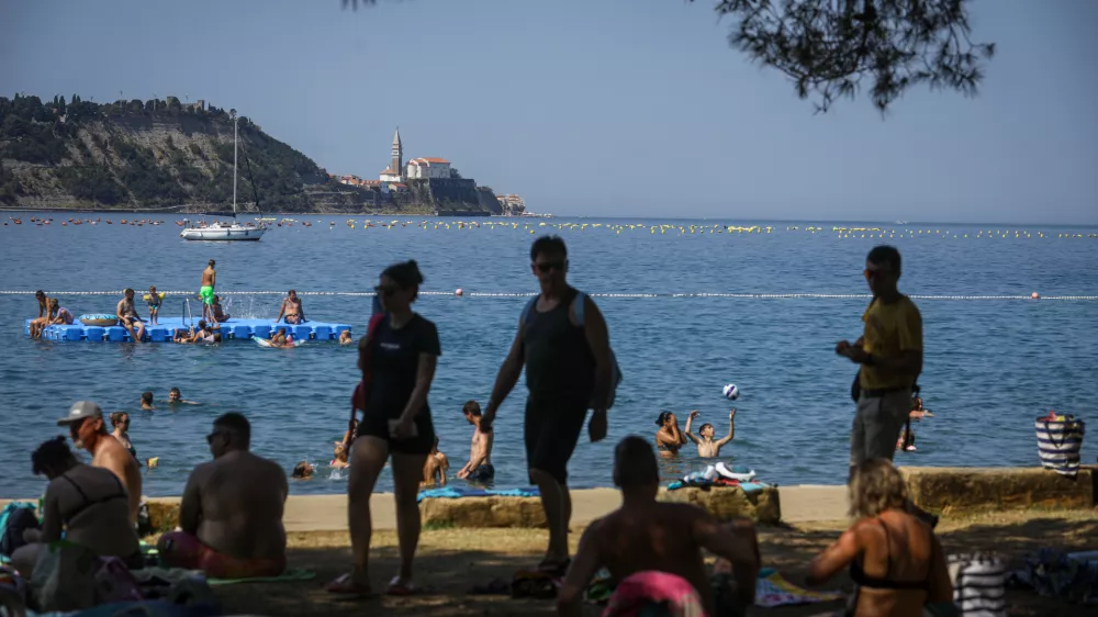 30.7.2026 - Plaža Strunjan - turizem - turistična sezona - kopanje - počitnice -Foto: Luka Cjuha