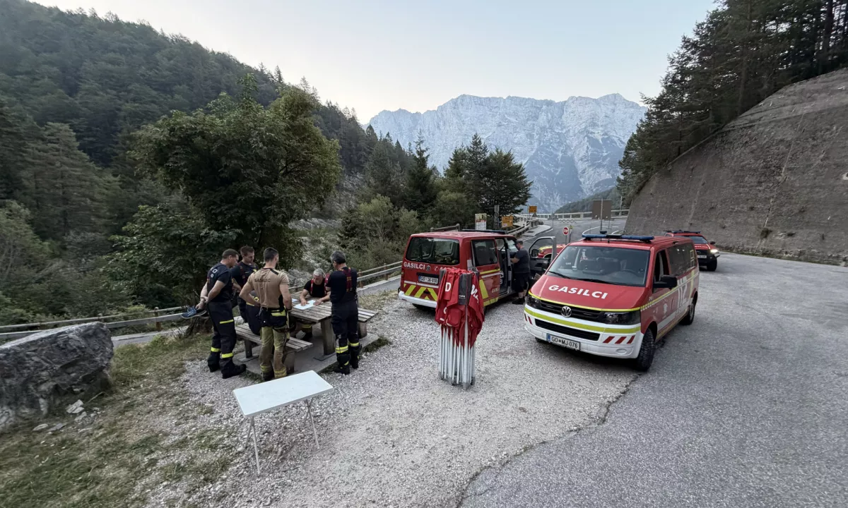 Požar na Planji pod nadzorom, sto gasilcev bo danes nadaljevalo z gašenjem