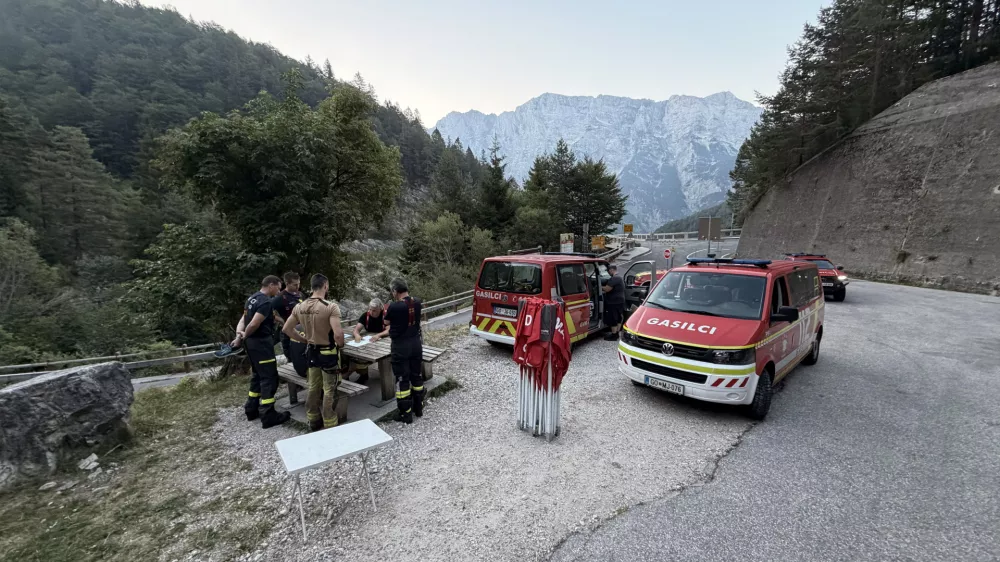 Bovec, Pozarisce Planja.Na pozarisce na Planji na Bovskem, kjer so bili gasilci na delu tretji dan, je popoldne prisel tudi premier Janez Jansa, ki se je zahvalil vsem sodelujocim v intervenciji. Pozar je po navedbah Gasilske zveze Bovec pod nadzorom. Gasenje bodo ponoci prekinili in ga nadaljevali v ponedeljek.Foto: Zoran Abram