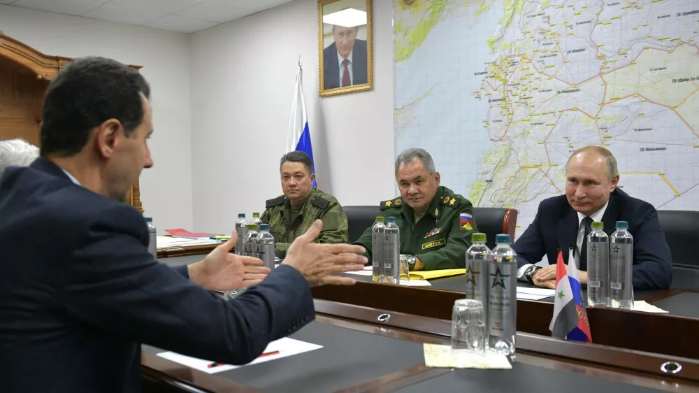 General Čajko (levo), z Vkladimirjem Putinom (skrajno desno) in Ba&scaron;ar al Asad (obrnjen s hrbtom).