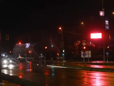 - 03.08.2020 -  svetlobno onesnaževanje Zgradba Generali (prej AS), Celov&scaron;ka cesta 206//FOTO: Luka Cjuha.