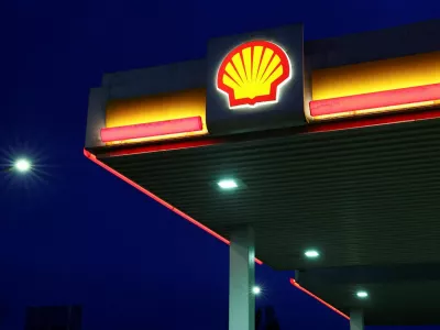 FILE PHOTO: The logo of oil and gas company Shell at a gas station in Wijchen, Netherlands, April 13, 2026. REUTERS/Piroschka van de Wouw/File Photo