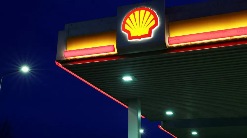 FILE PHOTO: The logo of oil and gas company Shell at a gas station in Wijchen, Netherlands, April 13, 2026. REUTERS/Piroschka van de Wouw/File Photo