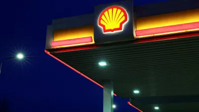 FILE PHOTO: The logo of oil and gas company Shell at a gas station in Wijchen, Netherlands, April 13, 2026. REUTERS/Piroschka van de Wouw/File Photo