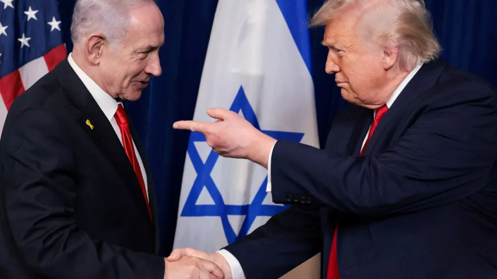 FILE PHOTO: U.S. President Donald Trump points his finger towards Israeli Prime Minister Benjamin Netanyahu as they shake hands during a press conference after meeting at Trump's Mar-a-Lago club in Palm Beach, Florida, U.S., December 29, 2025. REUTERS/Jonathan Ernst/File Photo