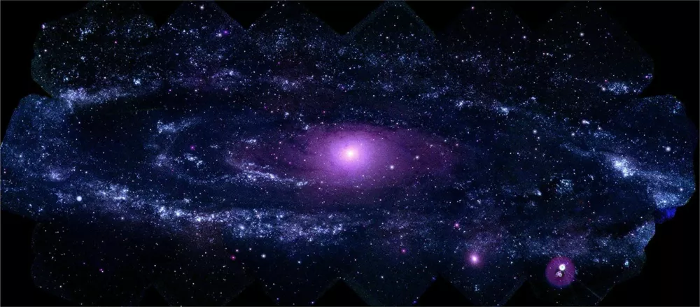 Swift je posnel ultravijolično sliko galaksije Andromeda (M31), nam največje in najbližje spiralne galaksije. Slika, sestavljena iz 330 posnetkov v treh UV-valovnih dolžinah, v disku zunaj gladkega, rdečkastega sredi&scaron;ča galaksije razkriva goste kopice vročih, mladih, modrih zvezd. Zvezdne kopice so &scaron;e posebej &scaron;tevilne v obroču s premerom približno 150.000 svetlobnih let. / Foto: Nasa