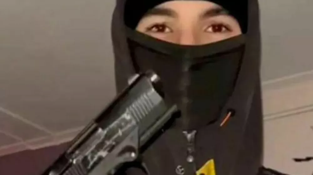 Osemnajstletni Attila Azimov je bil zaradi umora mladeniča na &Scaron;vedskem obsojen na dosmrtni zapor. Kot plačanega morilca naj bi ga najela združba Foxtrot Network. 