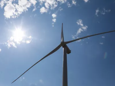 - Vetrna elektrarna, obnovljivi viri energije.- 24.07.2024. - VE Ljubač. - Vetrna elektrarna Ljubač v bližini Knina na Hrva&scaron;kem, v lasti Petrola, sestavlja 9 vetrnic vsaka po 3,6 MW, Celotna elektrarna ima 32,4 MW skupne nazivne moči in 85-90 GWh predvidene letne proizvodnje energije.//FOTO: Bojan VelikonjaOPOMBA: ZA OBJAVO V OBJEKTIVU!!!!