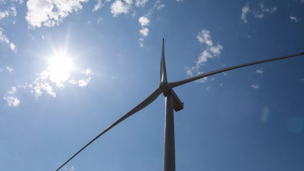 - Vetrna elektrarna, obnovljivi viri energije.- 24.07.2024. - VE Ljubač. - Vetrna elektrarna Ljubač v bližini Knina na Hrva&scaron;kem, v lasti Petrola, sestavlja 9 vetrnic vsaka po 3,6 MW, Celotna elektrarna ima 32,4 MW skupne nazivne moči in 85-90 GWh predvidene letne proizvodnje energije.//FOTO: Bojan VelikonjaOPOMBA: ZA OBJAVO V OBJEKTIVU!!!!