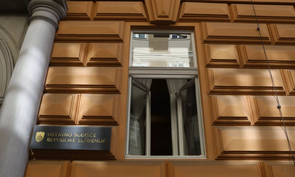 Ustavno sodišče: referendum o interventnem zakonu je dopusten