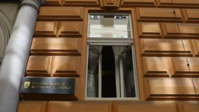 21.5.2026 - Ustavno sodišče - vabimo vas na izjavo poslank Svobode Tereze Novak in Lucije Tacer Perlin. Poslanki bosta podprli Darka Nikolovskega, ki bo zaradi vpliva tujih obveščevalnih služb, zaradi česar je bila kršena pravica do svobodnih volitev, vložil ustavno pritožbo.zjava poslank in vlagatelja bo danes, 21. 5. 2026, ob 9.00 pred vhodom na sedež Ustavnega sodišča RS (Beethovnova ulica 10).Foto: Luka Cjuha