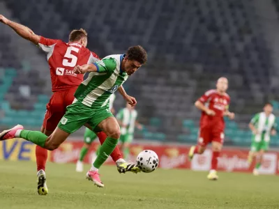 Cirkus Olimpija: klovni na tribunah kot aluzija na klovne v pisarnah
