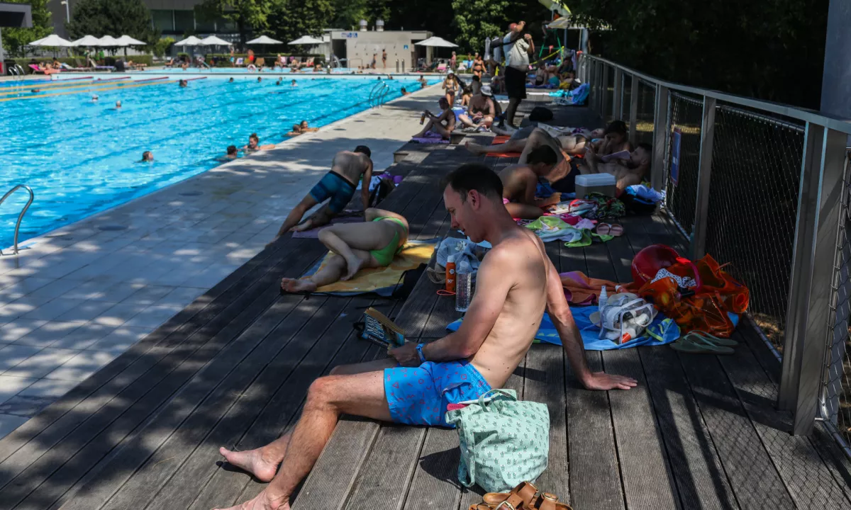Gneča na kopališčih, prodajalci ledu in klimatskih naprav pa podirajo prodajne rekorde