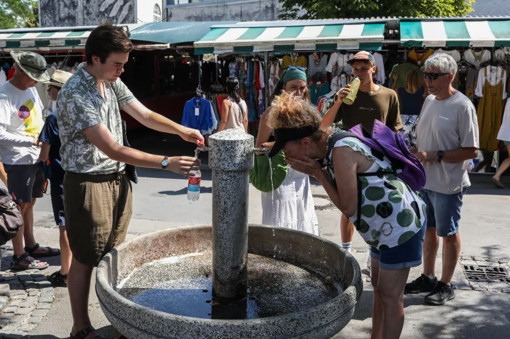 - Turisti na tržnici i&scaron;čejo osvežitev z vodo. - 03.08.2026. - Vročinski val, Ljubljana.//FOTO: Bojan Velikonja