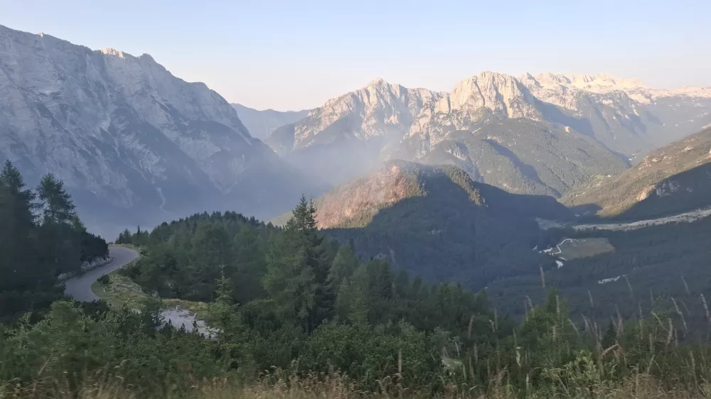 Bovec, Planja.Na pozariscu na Planji na Bovskem, kjer so gasilci na delu cetrti dan, se tekom noci obseg pozarisca ni spremenil, stanje pa je stabilno. Se vedno se pojavljajo nova podtalna zarisca.Foto: Gasilska zveza Bovec